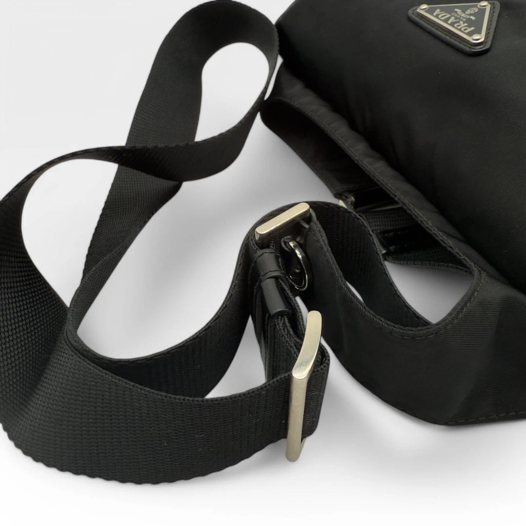 Prada Umhängetasche mit Magnetschalle schwarz