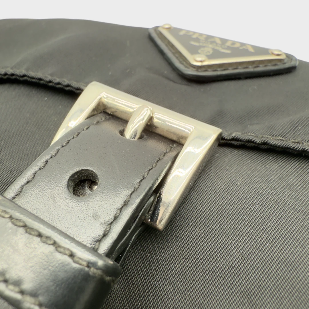 Prada Umhängetasche mit Magnetschalle schwarz
