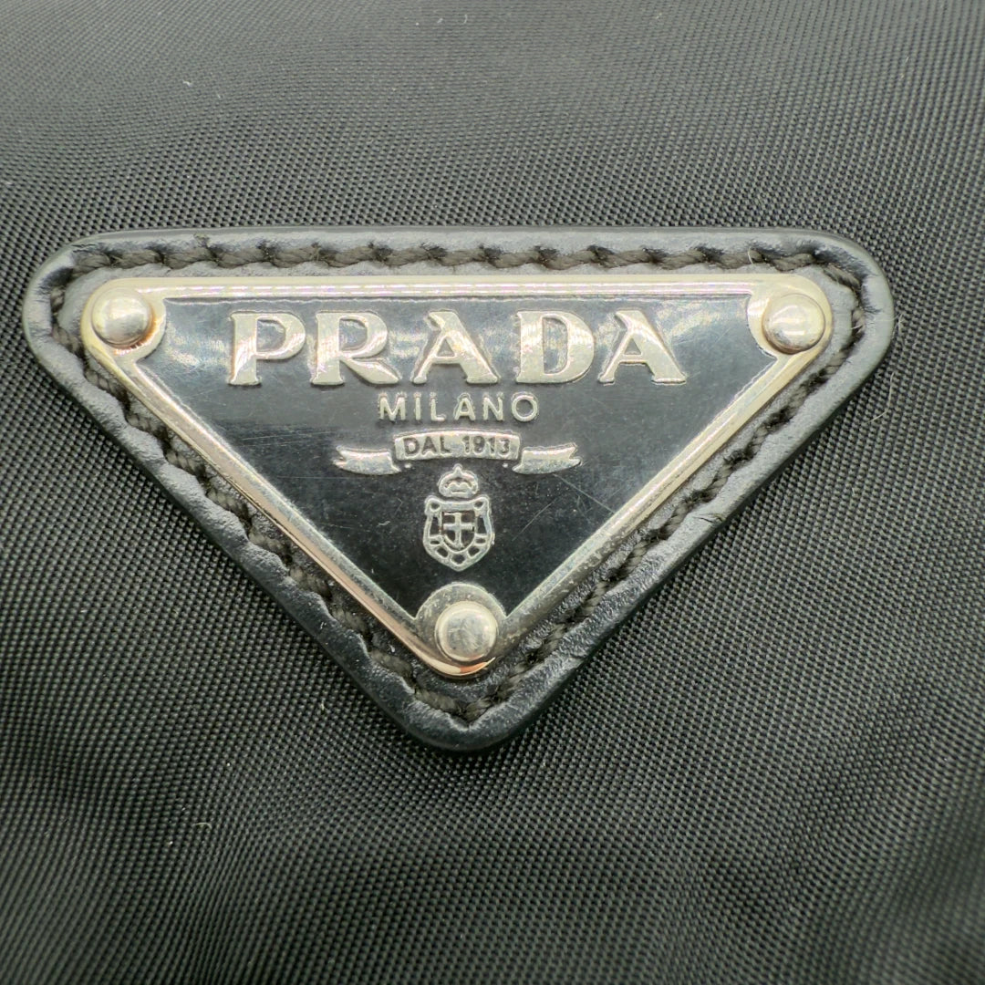 Prada Umhängetasche mit Magnetschalle schwarz