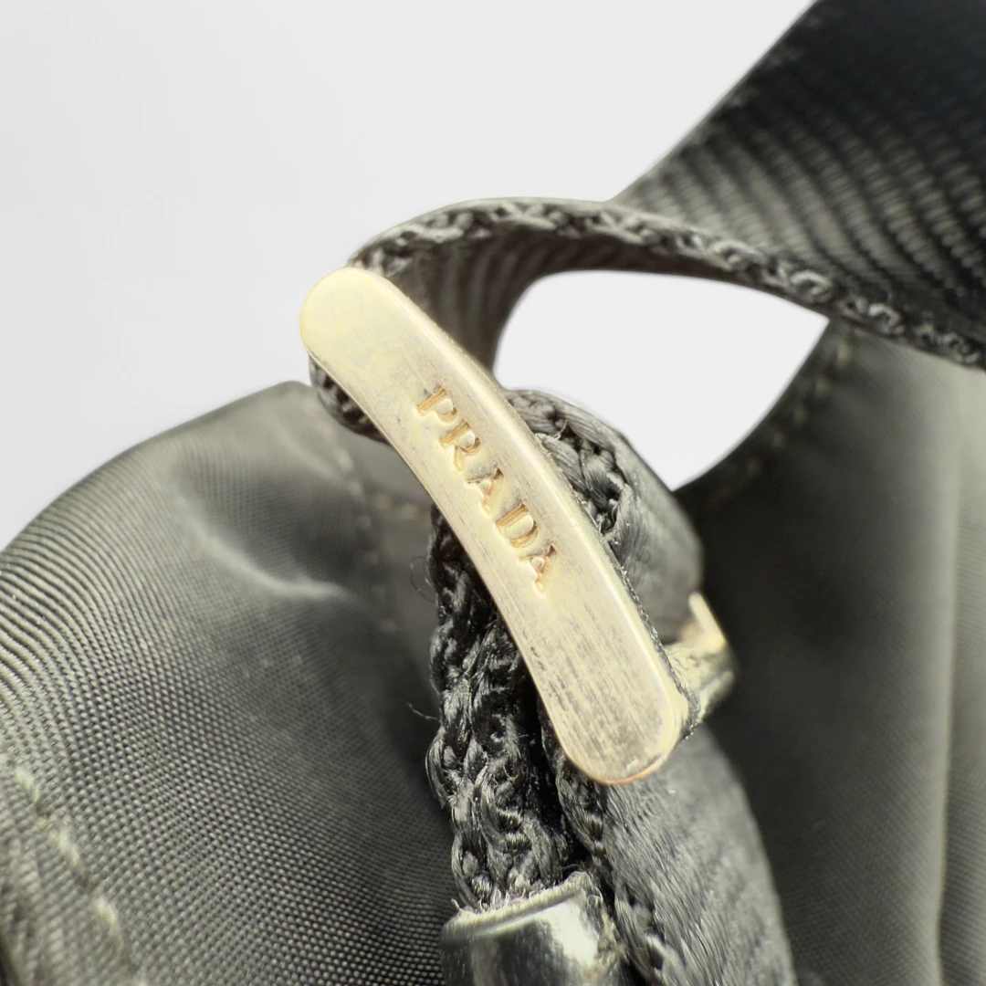 Prada Umhängetasche mit Magnetschalle schwarz