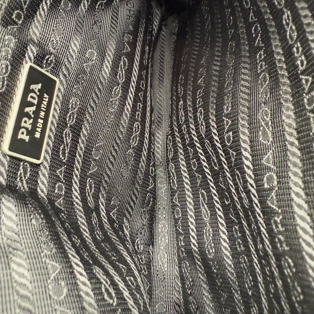 Prada Umhängetasche mit Magnetschalle schwarz