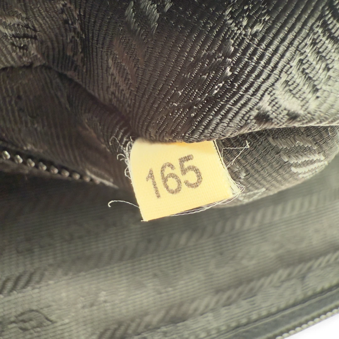 Prada Umhängetasche mit Magnetschalle schwarz