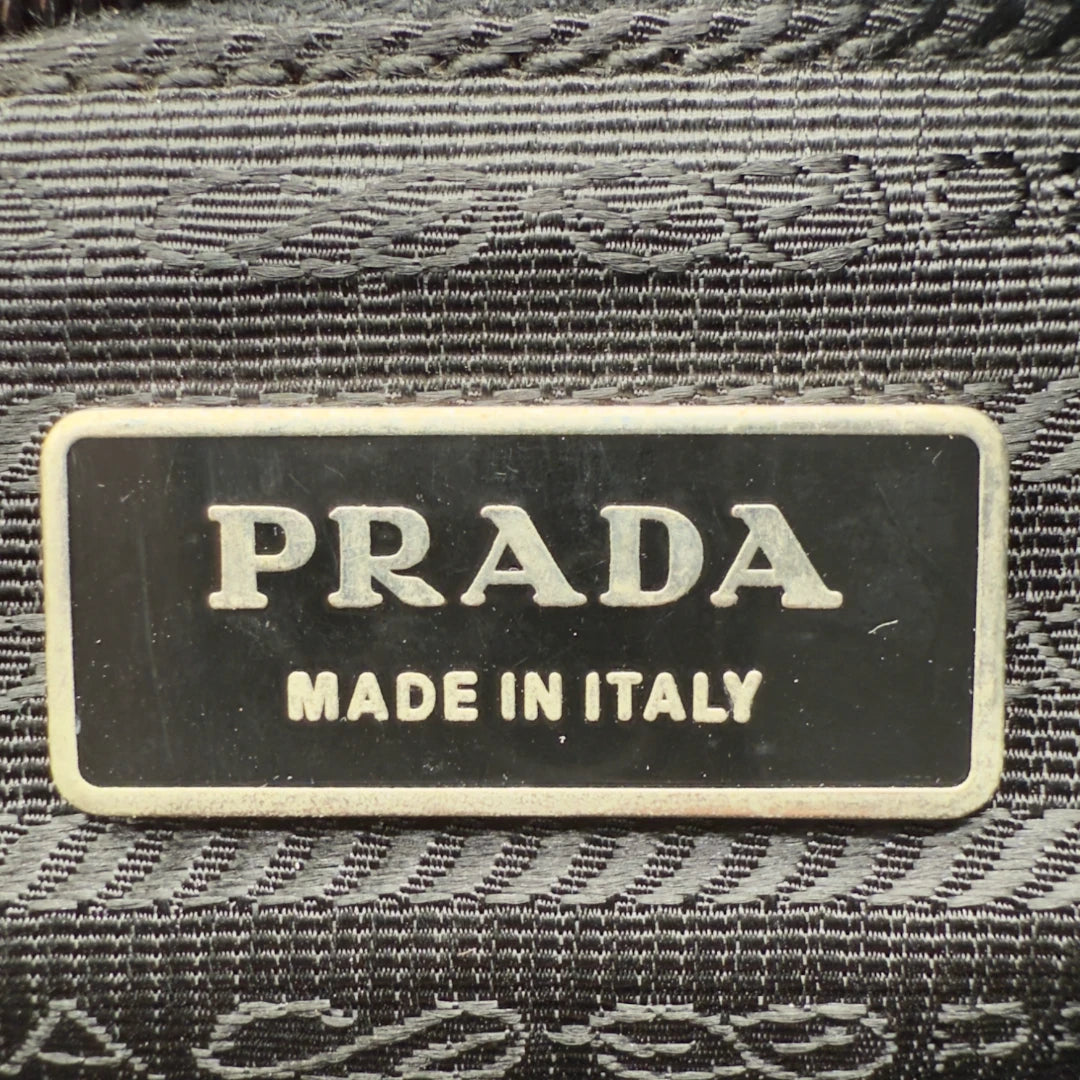 Prada Umhängetasche mit Magnetschalle schwarz