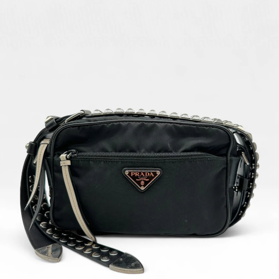 Umhängetasche AW18 mit Nieten aus Nylon schwarz