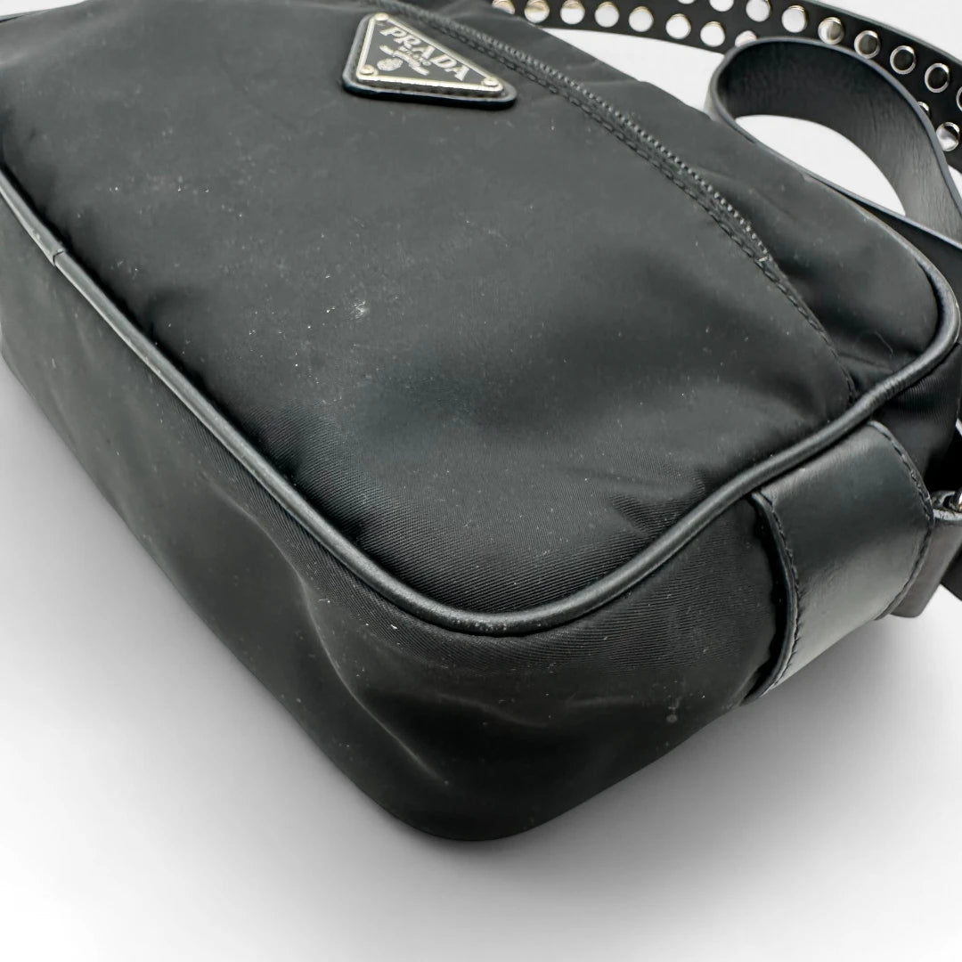 Umhängetasche AW18 mit Nieten aus Nylon schwarz