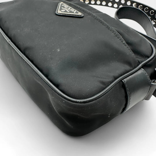 Umhängetasche AW18 mit Nieten aus Nylon schwarz