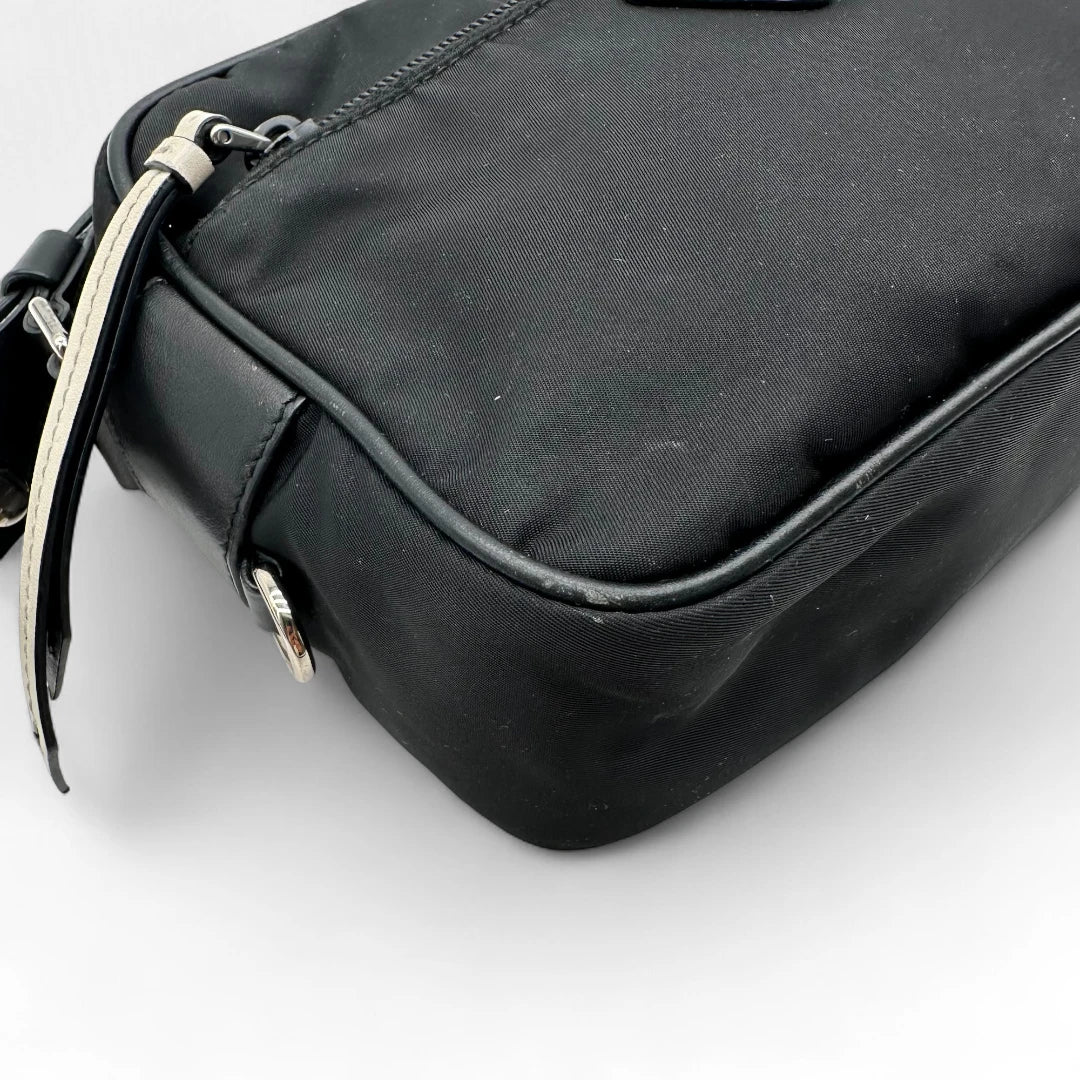 Umhängetasche AW18 mit Nieten aus Nylon schwarz