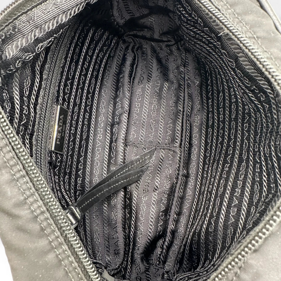Umhängetasche AW18 mit Nieten aus Nylon schwarz