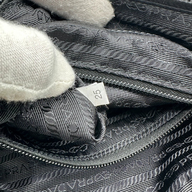 Umhängetasche AW18 mit Nieten aus Nylon schwarz