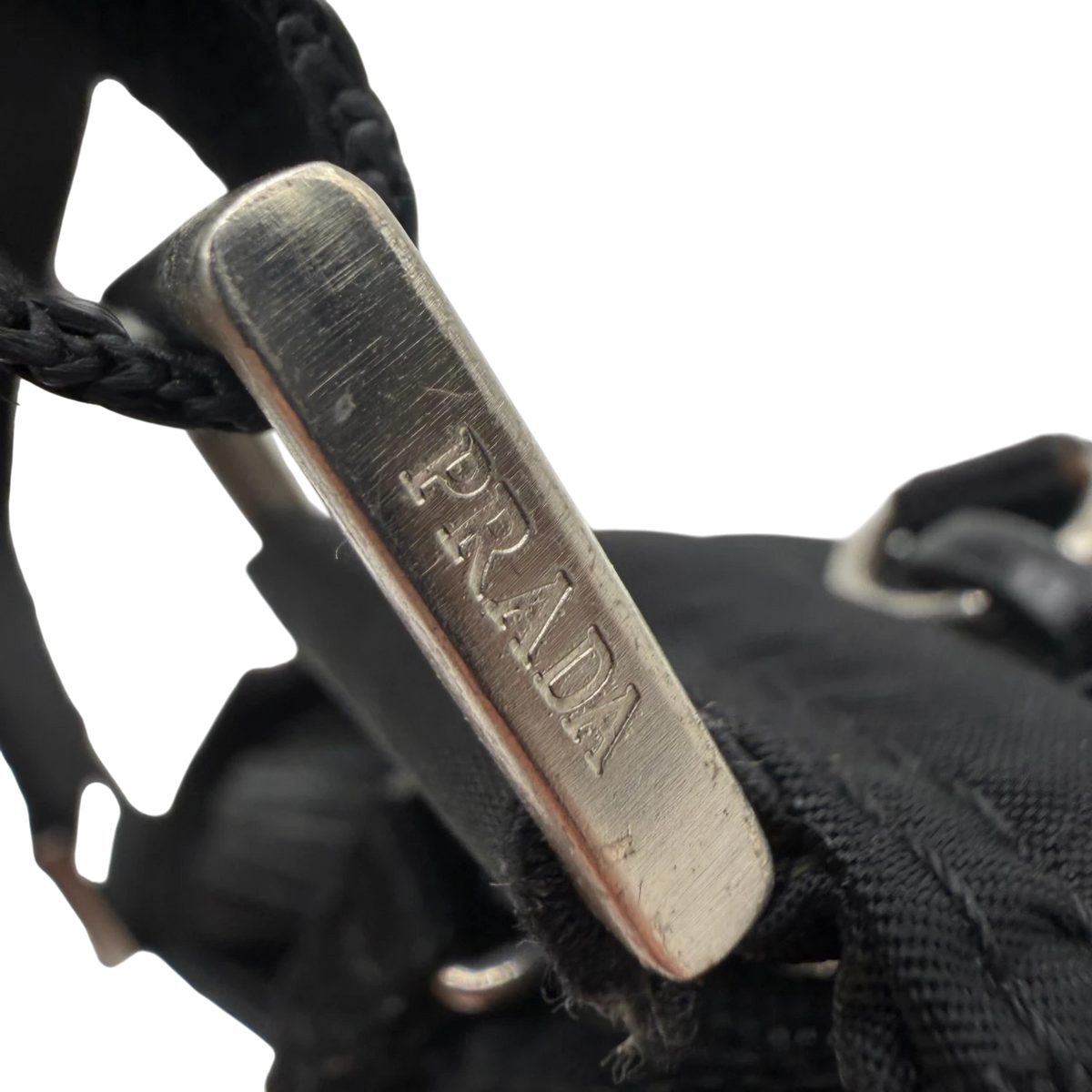 Prada Umhängetasche basic aus Nylon schwarz – Prägung im Detail