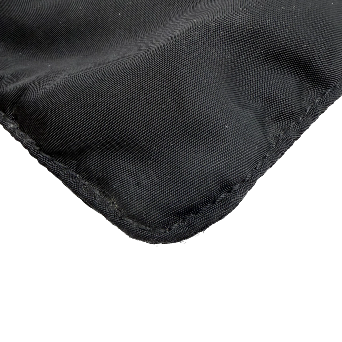 Prada Umhängetasche basic aus Nylon schwarz – Ecken im Detail