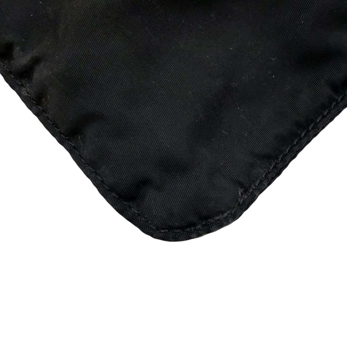 Prada Umhängetasche basic aus Nylon schwarz – Ecken im Detail