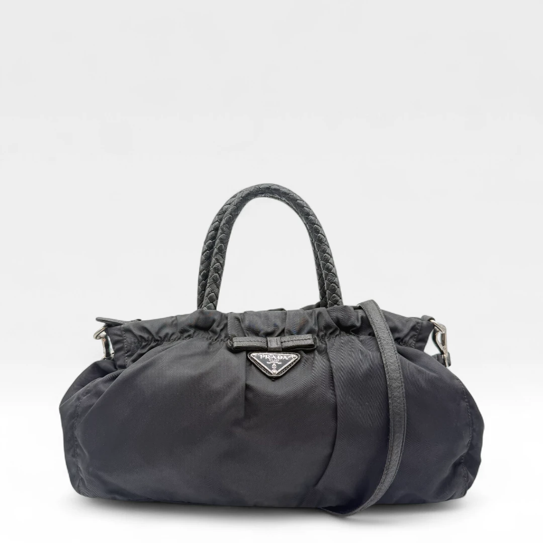 Prada Handtasche mit Umhängegurt aus Nylon schwarz