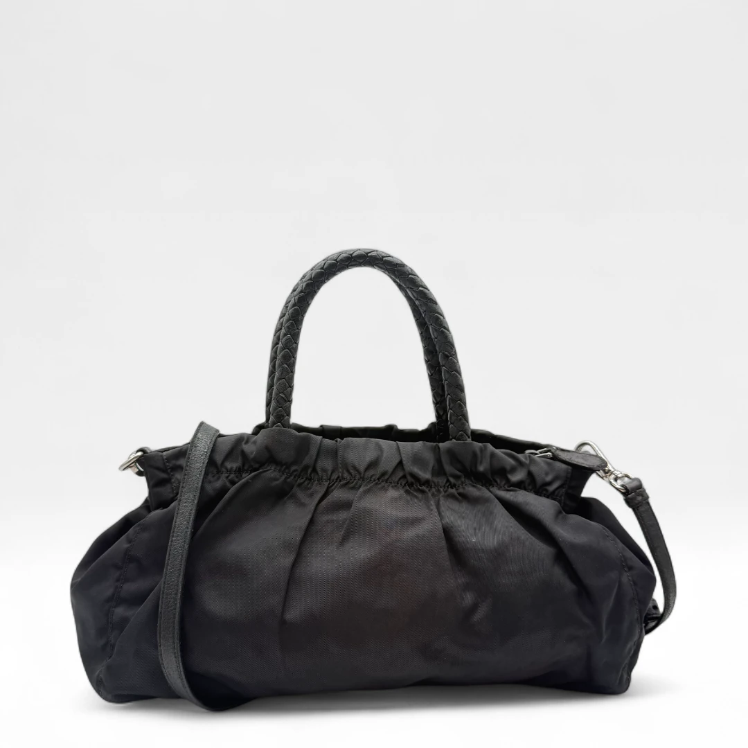 Prada Handtasche mit Umhängegurt aus Nylon schwarz