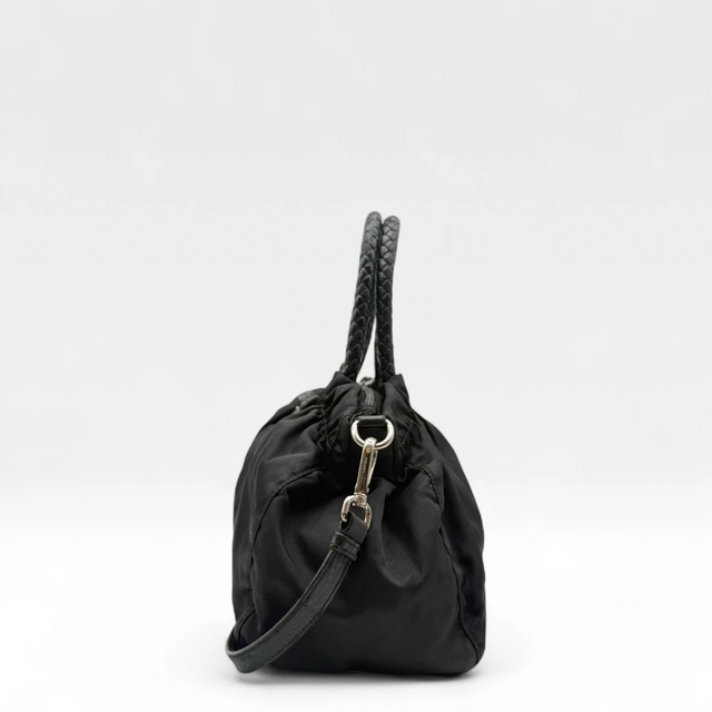 Prada Handtasche mit Umhängegurt aus Nylon schwarz