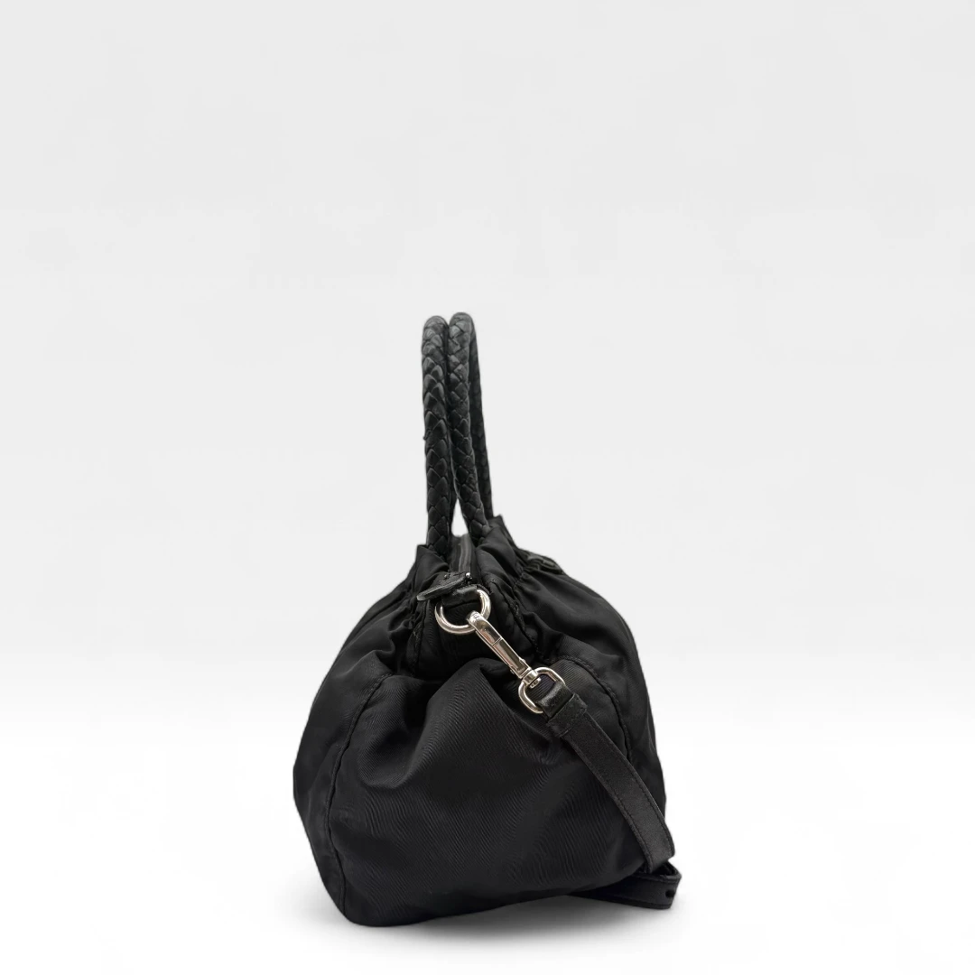 Prada Handtasche mit Umhängegurt aus Nylon schwarz