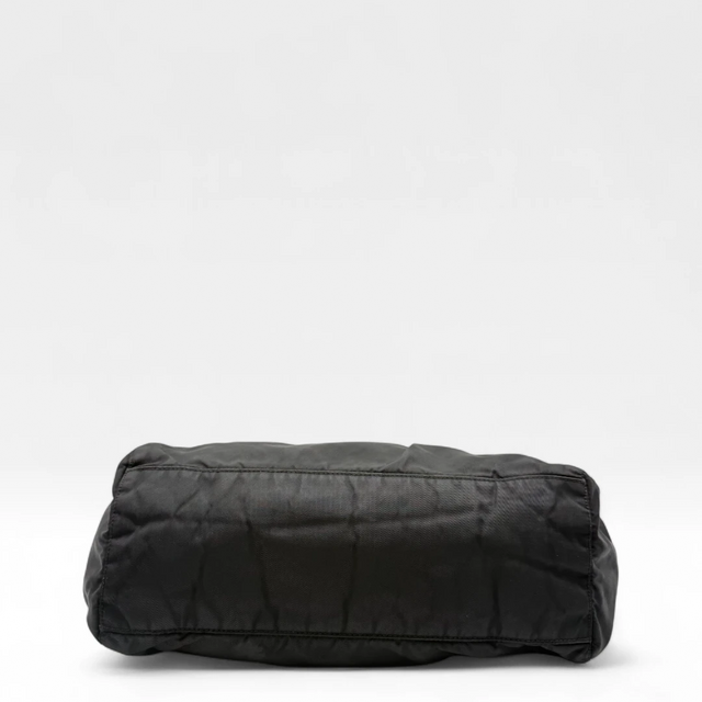 Prada Handtasche mit Umhängegurt aus Nylon schwarz