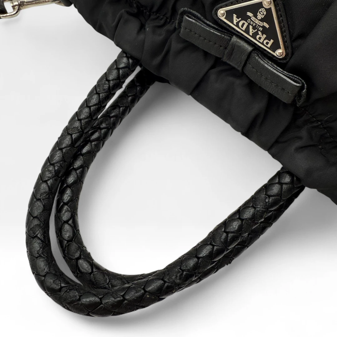 Prada Handtasche mit Umhängegurt aus Nylon schwarz