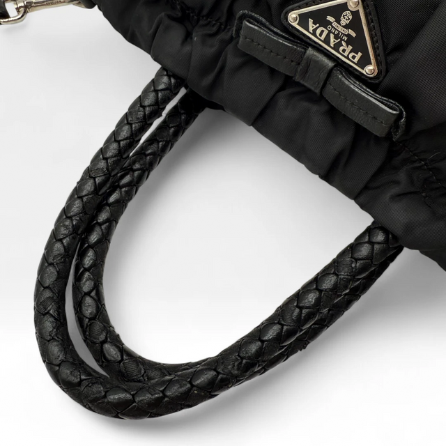 Prada Handtasche mit Umhängegurt aus Nylon schwarz