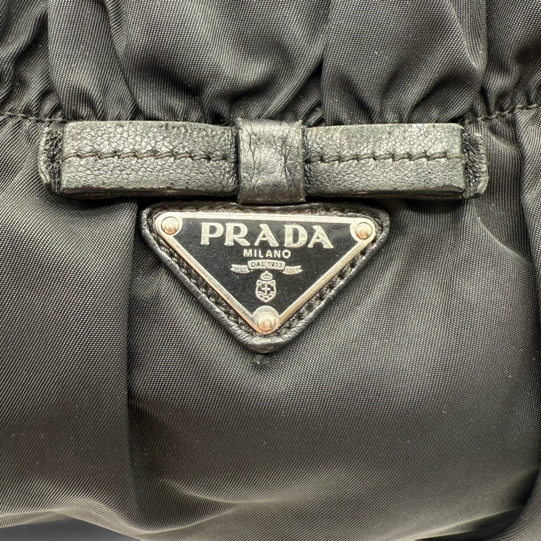 Prada Handtasche mit Umhängegurt aus Nylon schwarz