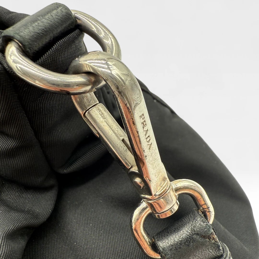Prada Handtasche mit Umhängegurt aus Nylon schwarz