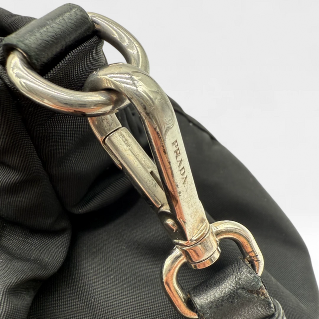 Prada Handtasche mit Umhängegurt aus Nylon schwarz