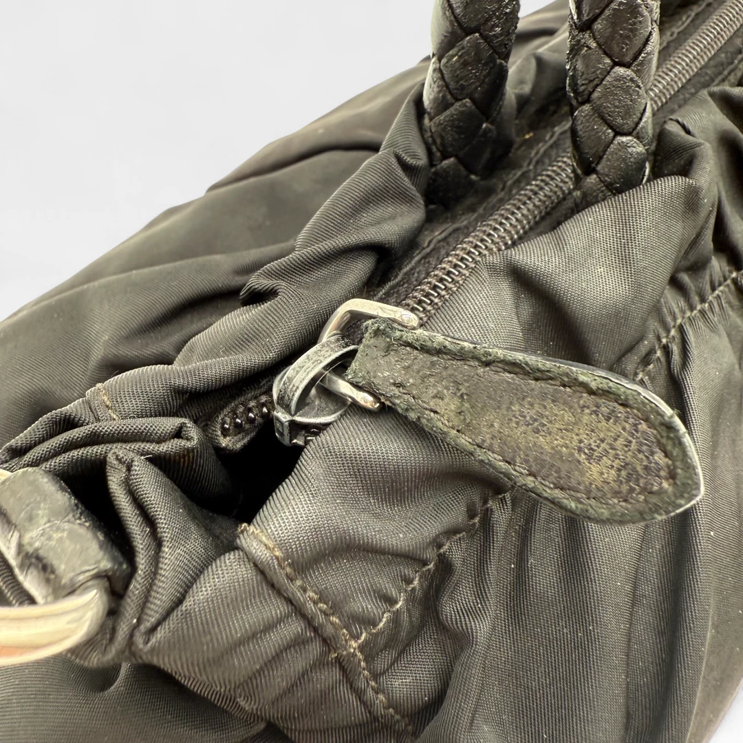 Prada Handtasche mit Umhängegurt aus Nylon schwarz