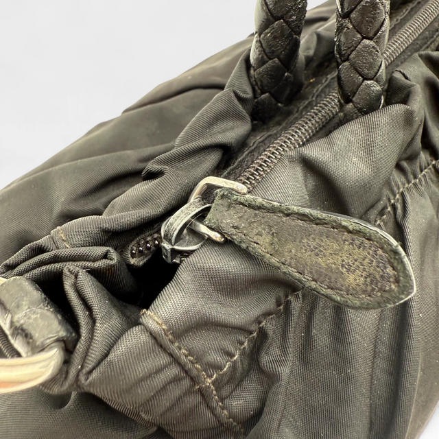 Prada Handtasche mit Umhängegurt aus Nylon schwarz