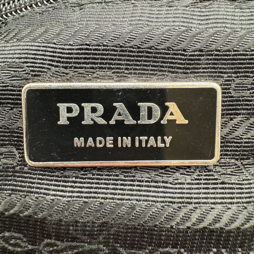 Prada Handtasche mit Umhängegurt aus Nylon schwarz