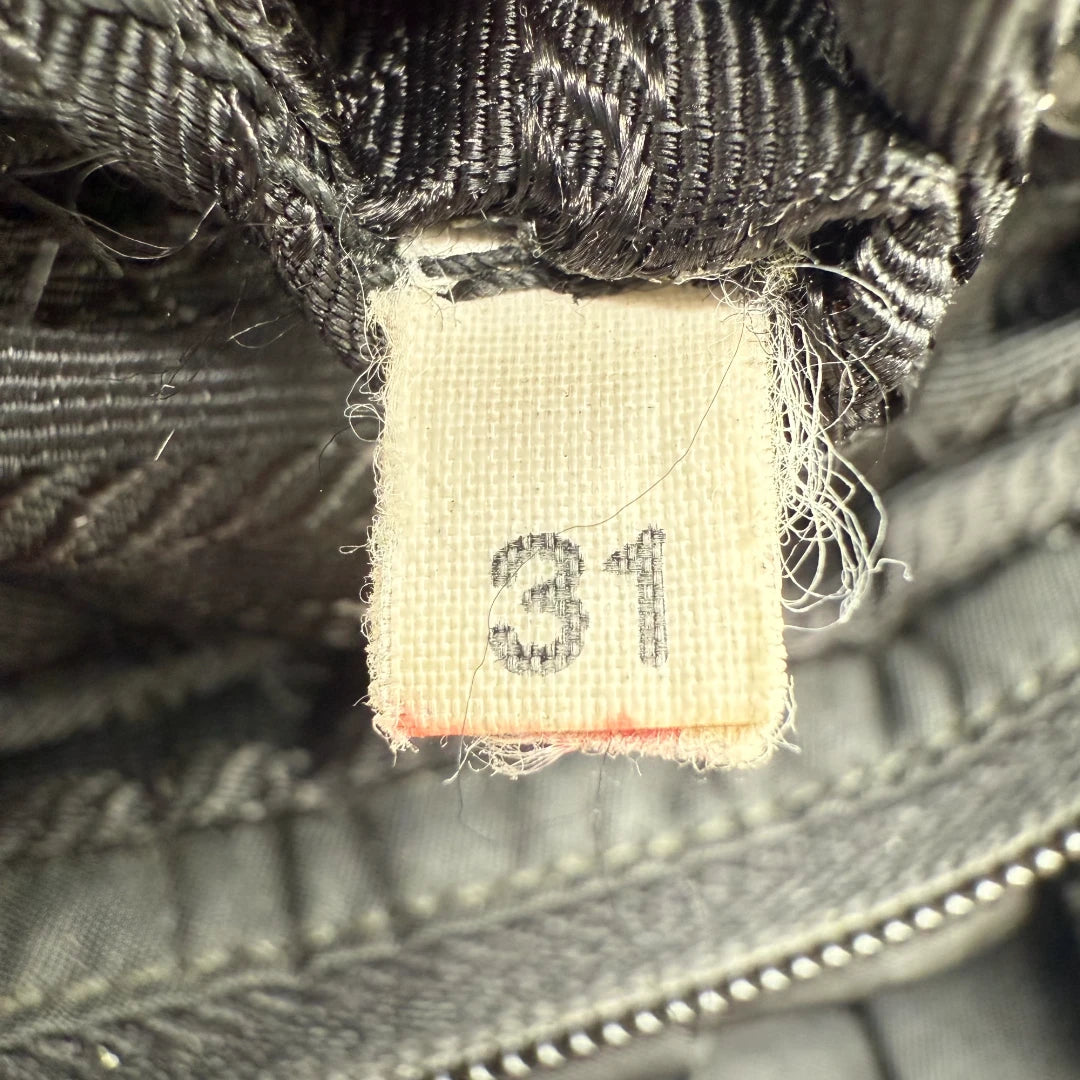 Prada Handtasche mit Umhängegurt aus Nylon schwarz