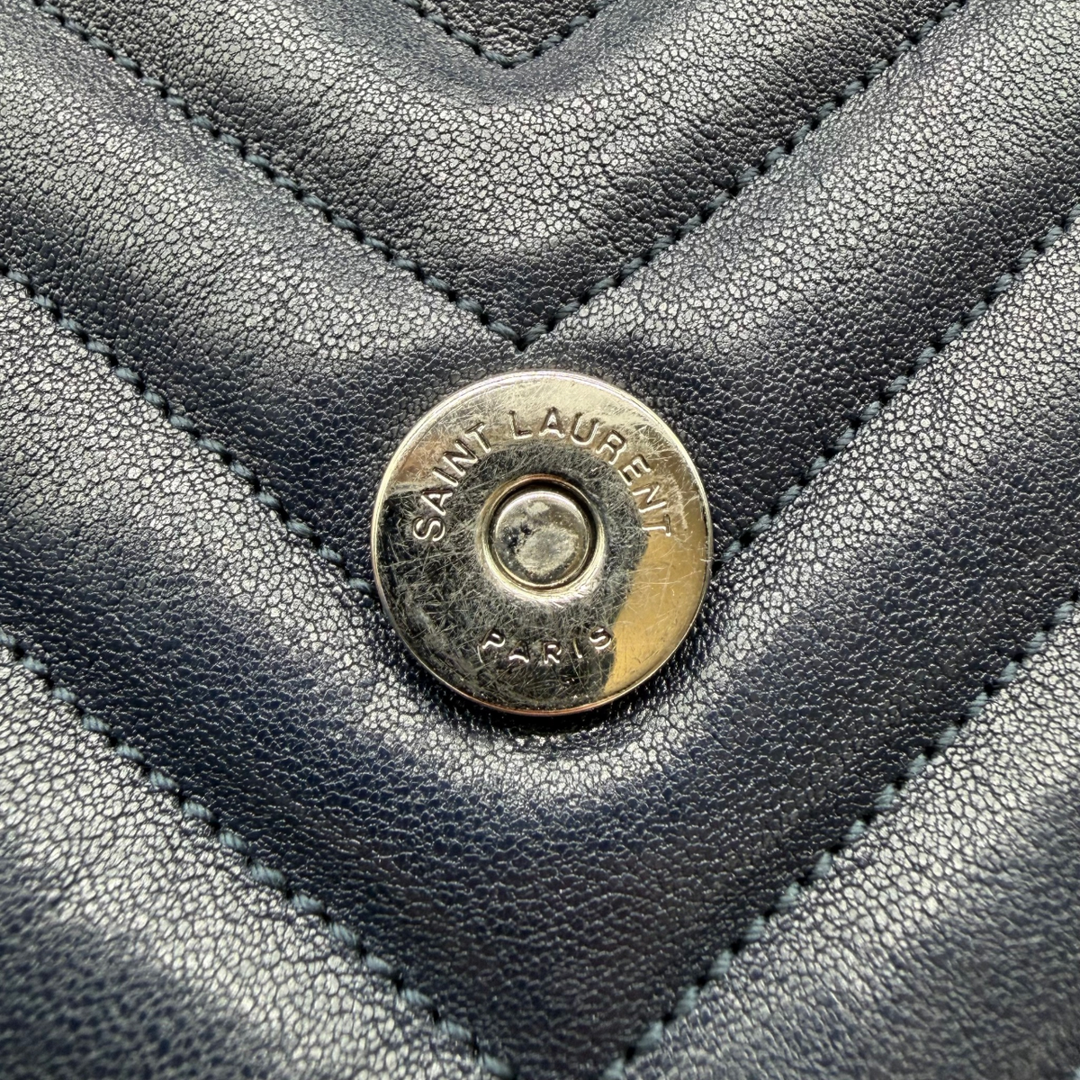 Saint Laurent Umhängetasche College Messenger large aus Leder dunkelblau – Prägung im Detail
