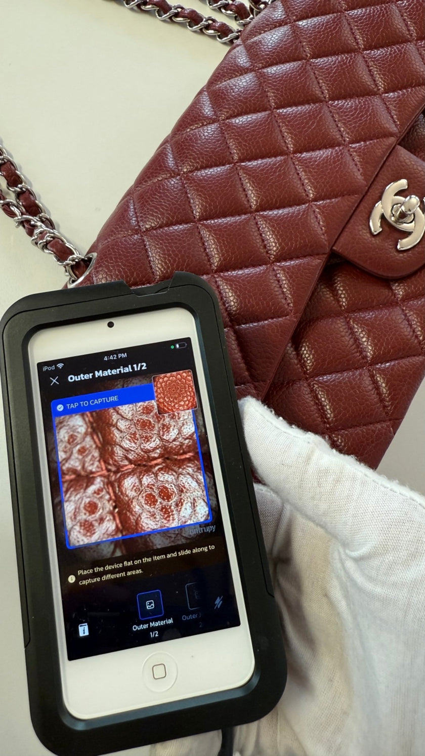 Mikroskopische Aufnahme der Lederstruktur einer Chanel Tasche mit dem Entrupy Gerät