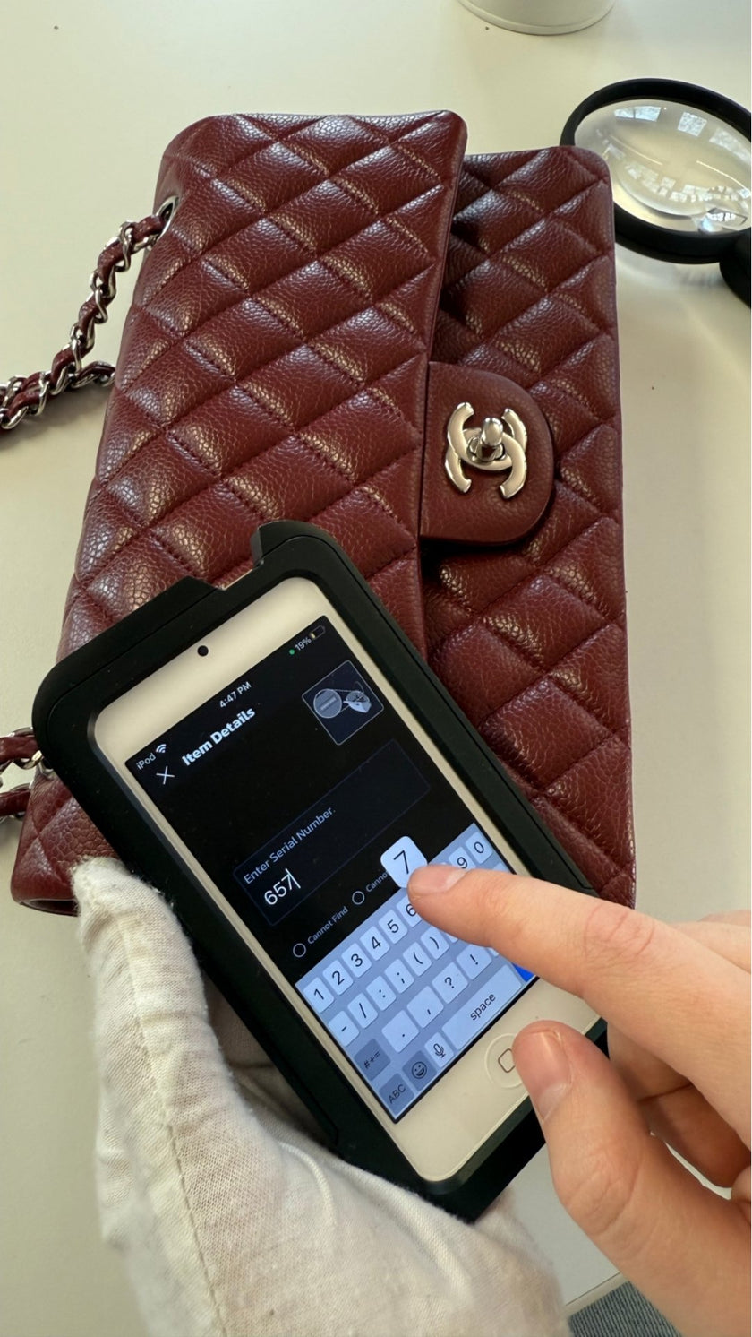 Seriennummer einer Chanel Tasche wird in der Entrupy App erfasst