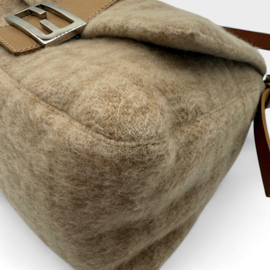 Fendi Handtasche Mamma Baguette aus Kaschmir monogram beige