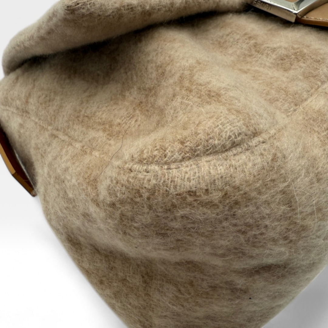 Fendi Handtasche Mamma Baguette aus Kaschmir monogram beige