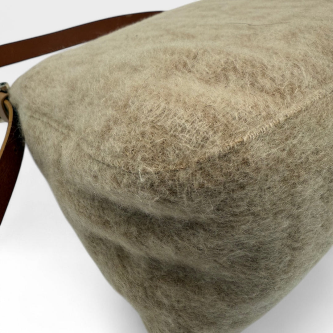 Fendi Handtasche Mamma Baguette aus Kaschmir monogram beige