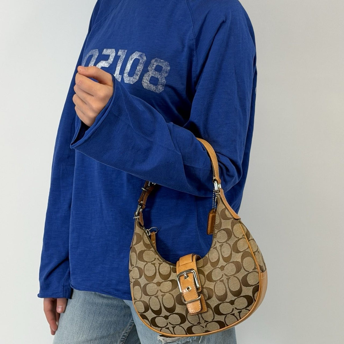 Coach Schultertasche Croissant Signature beige – getragen am Model