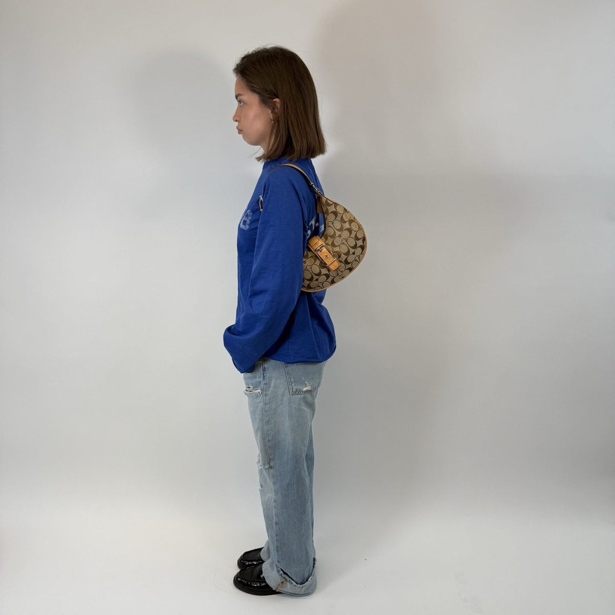 Coach Schultertasche Croissant Signature beige – getragen am Model
