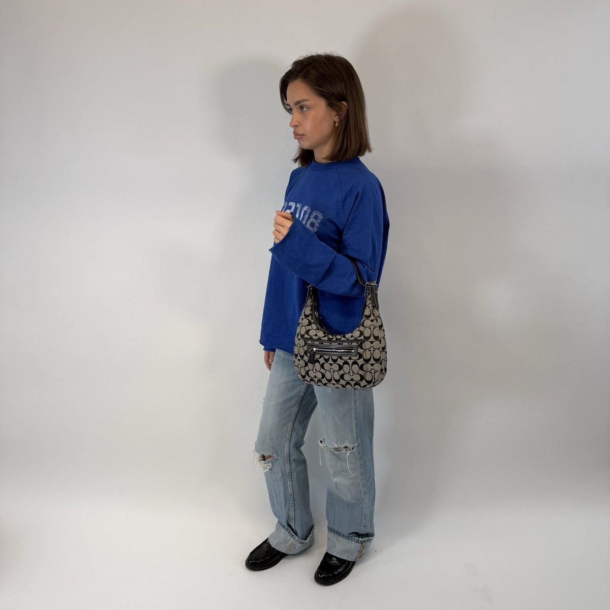 Coach Schultertasche Signature grau & schwarz – getragen am Model