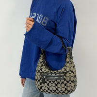 Coach Schultertasche Signature grau & schwarz – getragen am Model