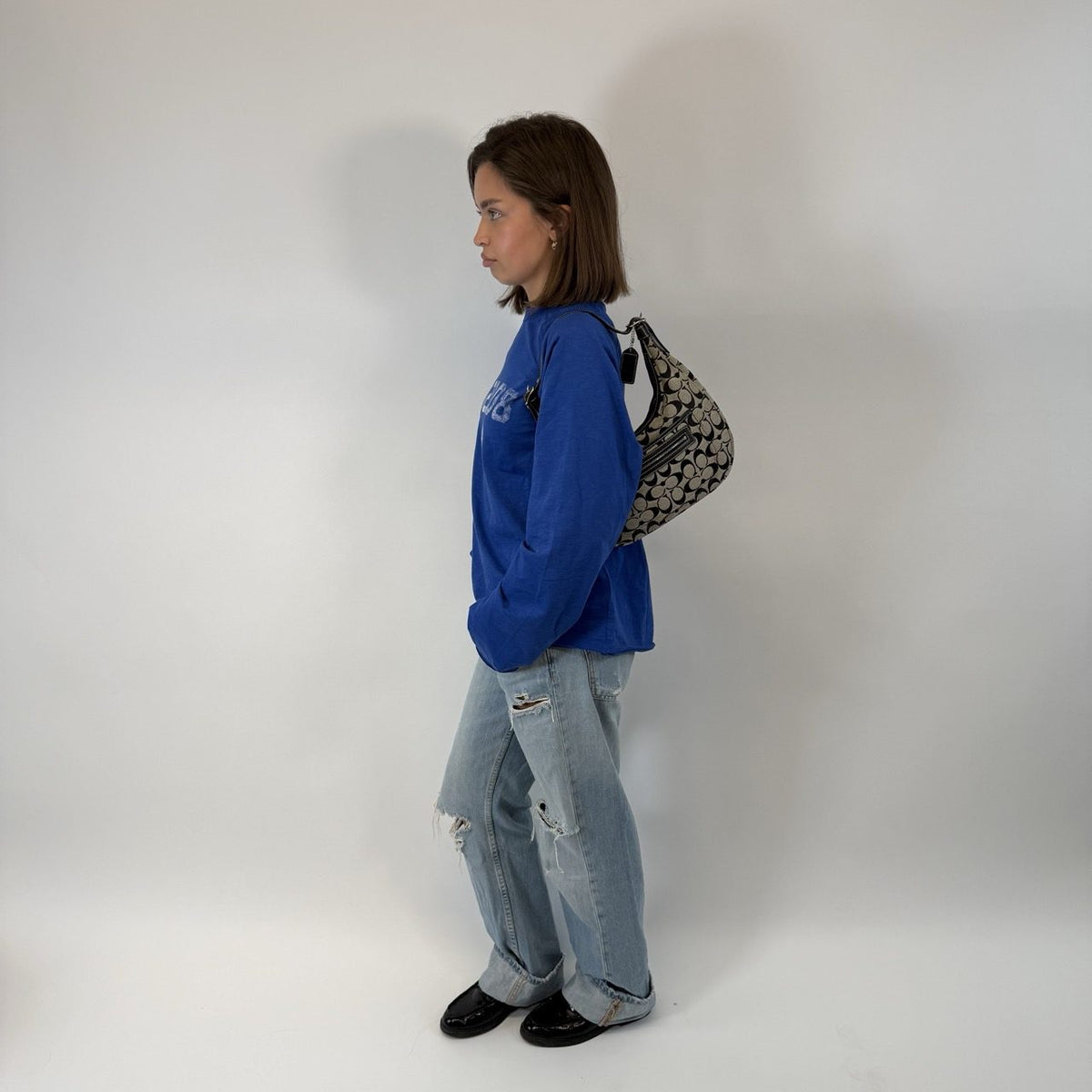 Coach Schultertasche Signature grau & schwarz – getragen am Model