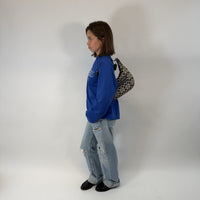 Coach Schultertasche Signature grau & schwarz – getragen am Model