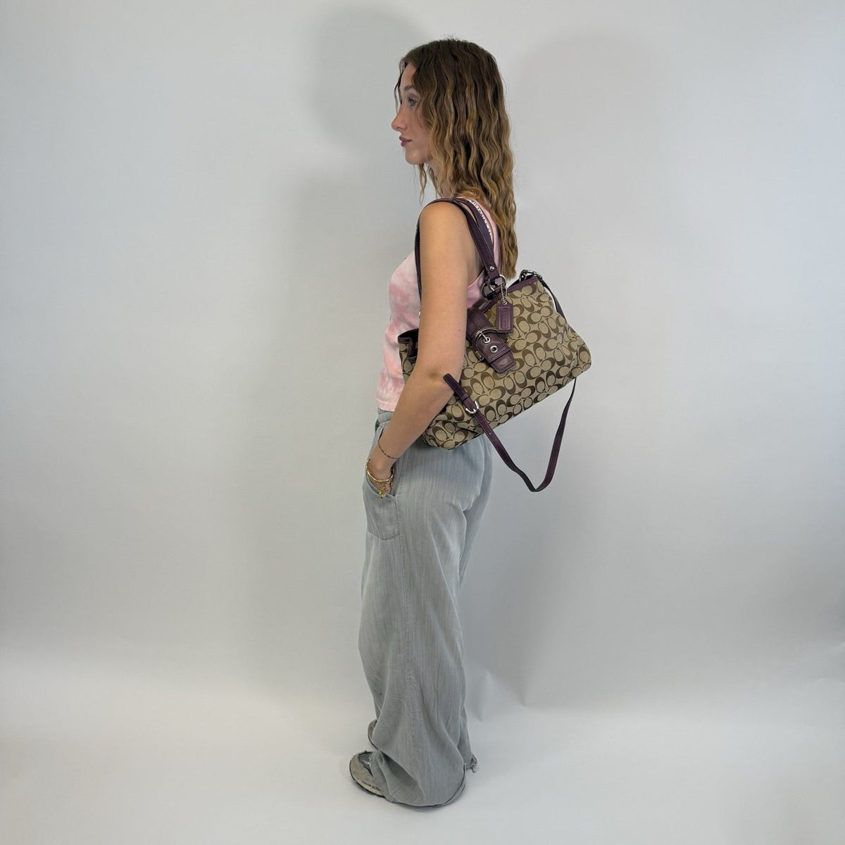 Coach Shopper Signature beige – getragen am Model