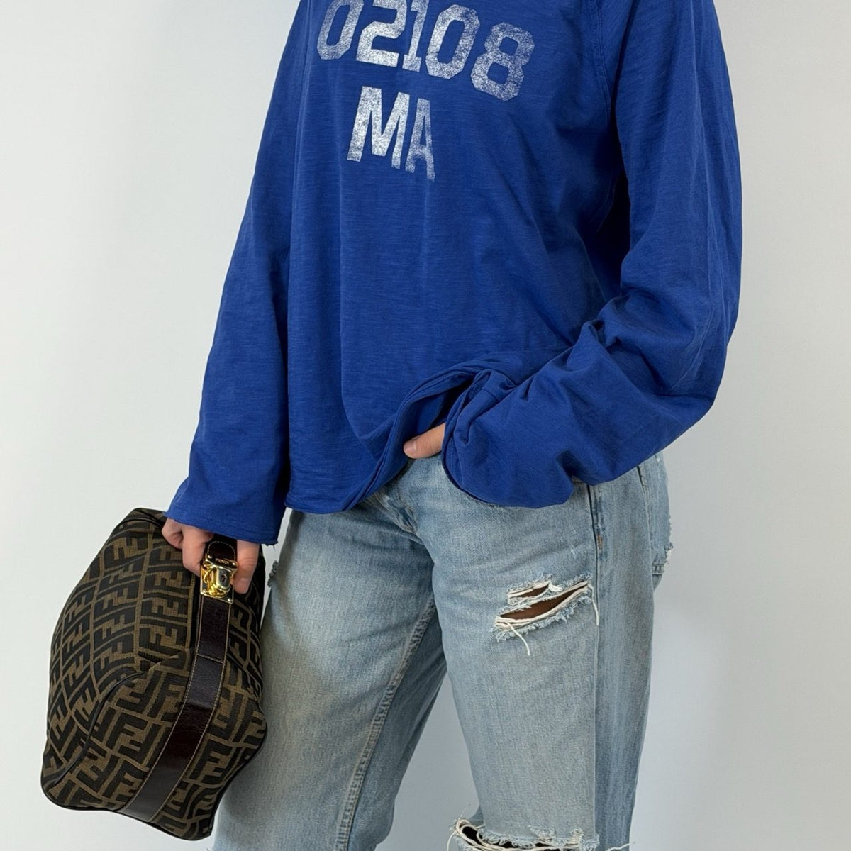 Fendi Handtasche Vanity im Zucca Muster braun – getragen am Model