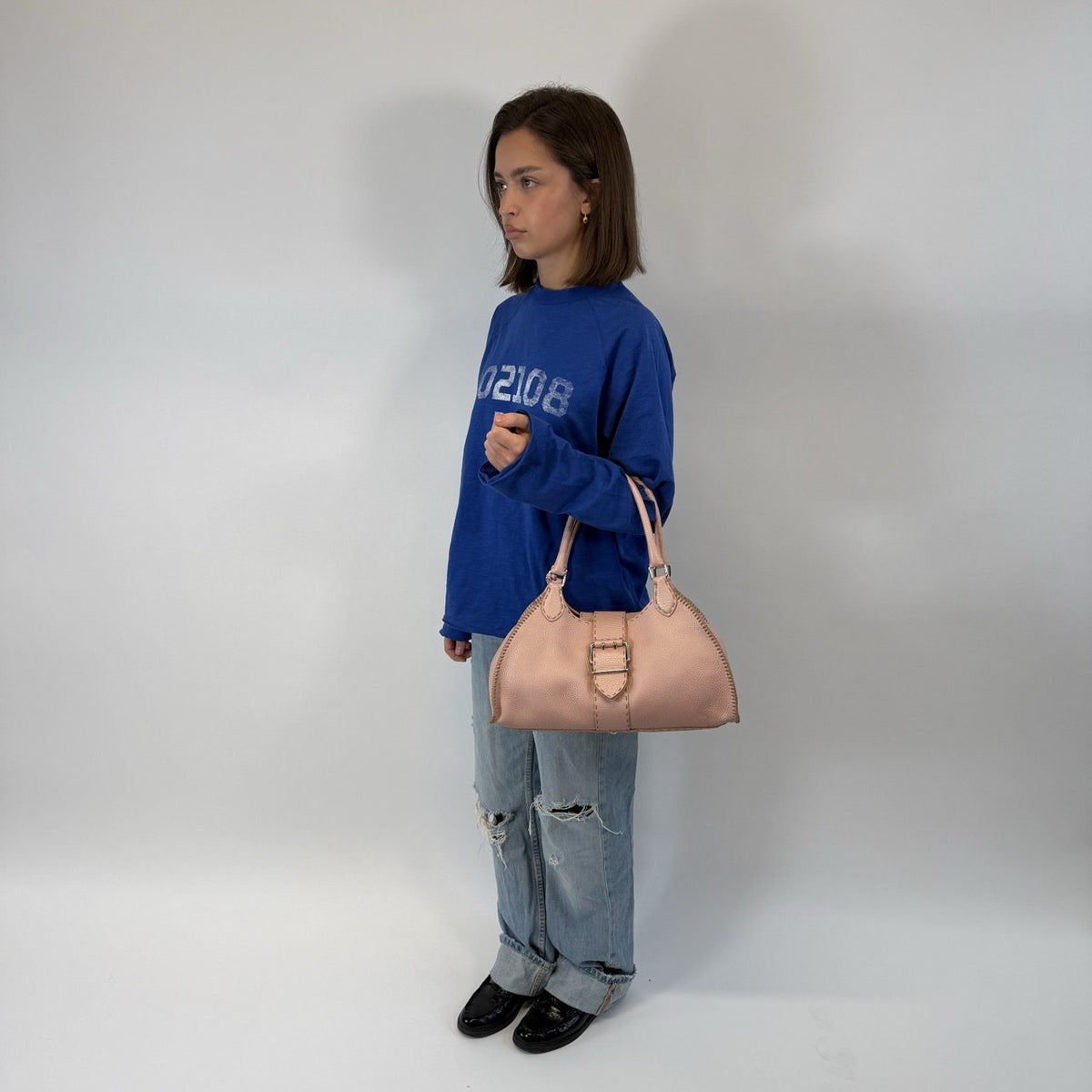 Fendi Schultertasche Selleria aus Leder rosa – getragen am Model