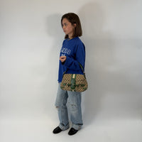 Gucci Schultertasche Horsebit 1955 monogram beige – getragen am Model