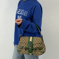 Gucci Schultertasche Horsebit 1955 monogram beige – getragen am Model