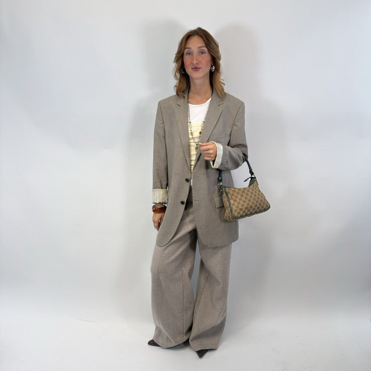 Gucci Schultertasche Abbey monogram beige – getragen am Model