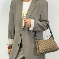 Gucci Schultertasche Abbey monogram beige – getragen am Model