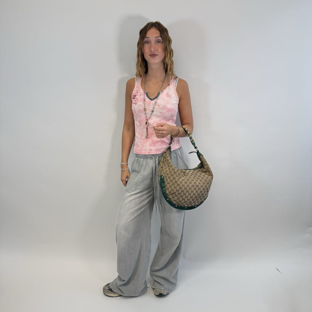 Gucci Schultertasche Biba Hobo monogram beige – getragen am Model